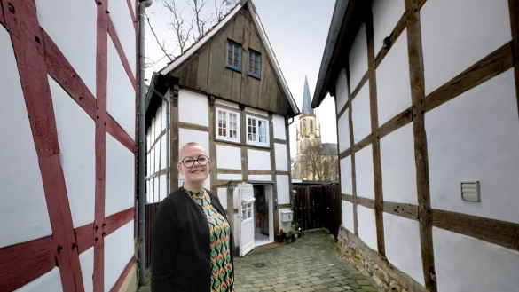 Die G&uuml;tersloherin Astrid Grewe hat sich vor drei Jahren sofort in das Mini-Haus Am Alten Kirchplatz verguckt: "Es hat sofort gepasst." - &copy; Andreas Fr&uuml;cht