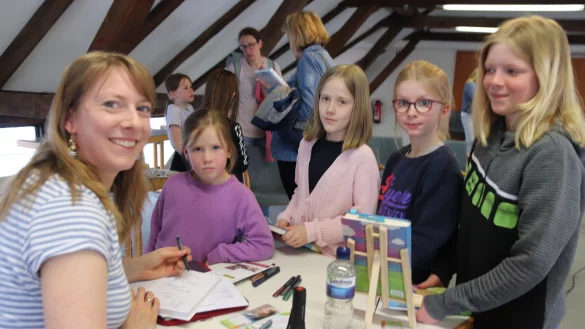 Begleitet von Martina B&ouml;ske am Klavier erfreuen Uta Ober (Sopran) und Thomas Warschun (Tenor) die Zuh&ouml;rer im katholischen Gemeindezentrum mit Ohrw&uuml;rmern aus zwei Jahrhunderten. - &copy; Knut Dinter