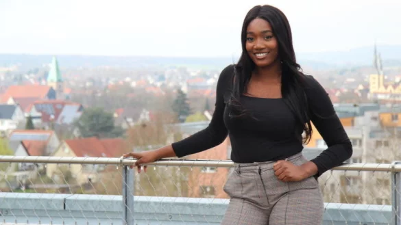 Die Lemgoerin Lydwine Nitidem (21) ist Teilnehmerin bei der 19. Staffel von "Germanys Next Topmodel". Auf dem Balkon des Innovation Spin pr&auml;sentiert sie sich vor der Lemgoer Skyline. - &copy; Till Brand