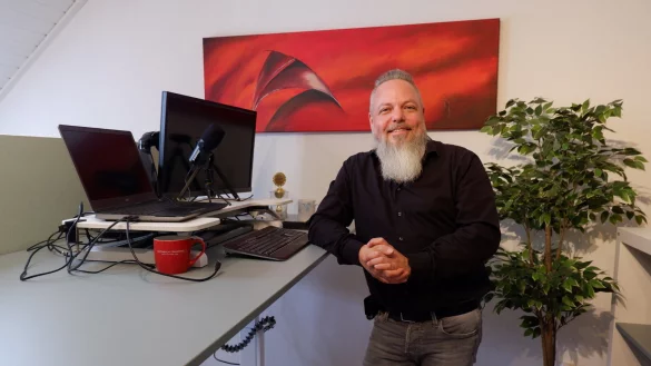 Florian Sandmann-Reetz in seinem Büro in Westorf. Hier werden auch die Videos für Social Media aufgenommen. - © Lorraine Brinkmann