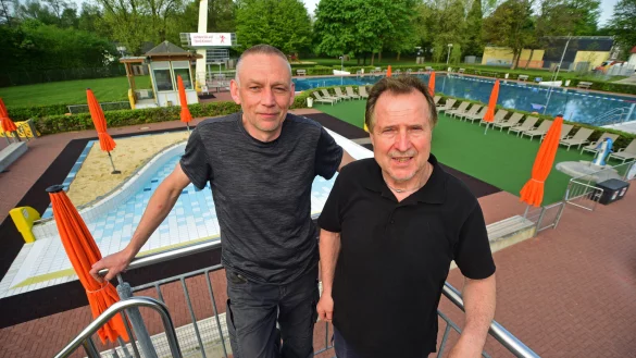 Igor Golubhoff (links) und Rudolf Klein betreuen die Technik im Bad. Die letzte Saison f&uuml;r Rudolf Klein, der nach 27 Jahren im Eau-Le in den Ruhestand geht. - &copy; Nicole Ellerbrake