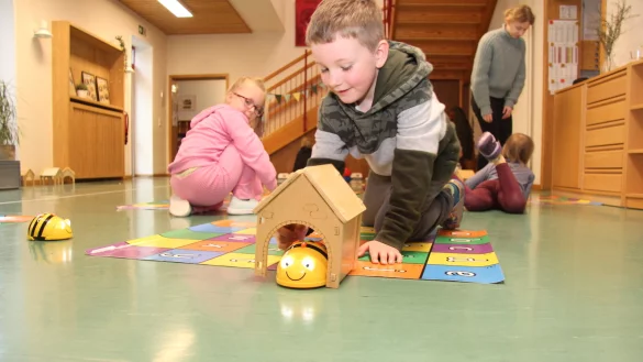 Henri (5) programmierte seinen Bee-Bot-Bodenroboter so, dass dieser in das Haus fuhr. - &copy; Kyrill von Matuschka