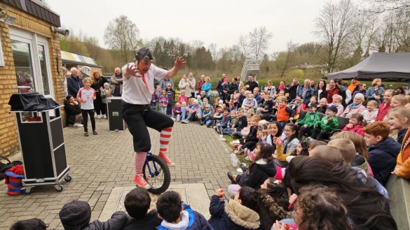 Jens Heuwinkel ist ein Garant f&uuml;r beste Unterhaltung - beim Osterspa&szlig; im Waldfreibad H&ouml;rste hat er das am Karsamstag eindrucksvoll unter Beweis gestellt. - &copy; Astrid Sewing