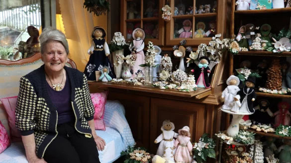 Sigrid Nordsieks kreative Leidenschaft ist nicht zu &uuml;bersehen: In ihrem ganzen Haus verteilt stehen selbstgebastelte Puppen, Blumenstr&auml;u&szlig;e und Dekoration. - &copy; Shannon-Lee Bendig