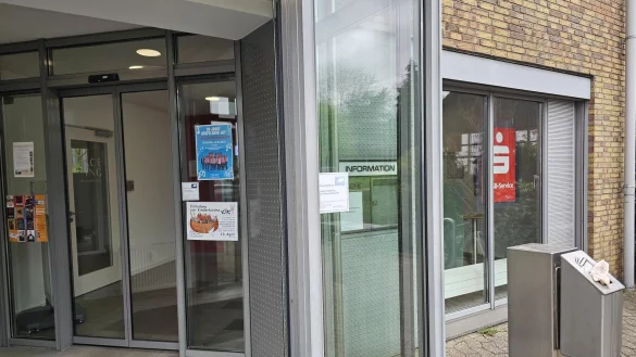 Die SB-Filiale in Kachtenhausen ist ge&ouml;ffnet. In den sozialen Netzwerken war die Rede davon, der Automat funktioniere zeitweise nicht. Gibt es technische St&ouml;rungen, hat das aber einen besonderen Hintergrund. - &copy; Astrid Sewing