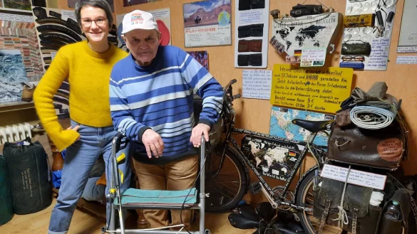 Autorin Carina Wolfram mit Heinz St&uuml;cke in seiner H&ouml;velhofer Privatwohnung. Dort steht noch heute das Fahrrad, mit dem St&uuml;cke die Welt umrundet hat. - &copy; Delius Klasing Verlag