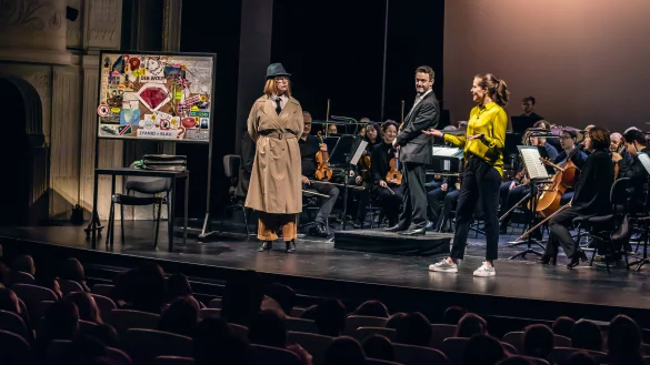 Das Foto zeigt von links Natascha Mamier, Michael Spassov, Philine Korkisch und das Symphonische Orchester des Landestheaters Detmold - &copy; Landestheater/Marc Lontzek