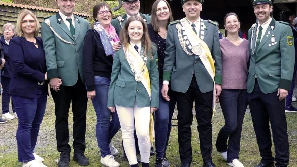 Die K&ouml;nigsgesellschaft des Sch&uuml;tzenvereins Hummersen mit Manuel Reker und Nina Reker, K&ouml;nig Cord Stukenberg und K&ouml;nigin Ramona Stukenberg, Christian Seidel und Nadine Seidel sowie Thomas Kiel und Monika Zenker-Kiel (von links); vorne Jungsch&uuml;tzenk&ouml;nigin Fenja Reker. - &copy; Rudi Rudolph
