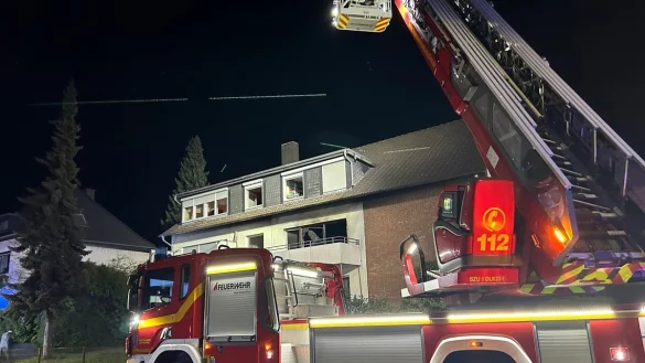 Mit einer Drehleiter rettet die Freiwillige Feuerwehr Bad Salzuflen einen Bewohner vom Balkon. - &copy; Nele Keunecke / Feuerwehr Bad Salzuflen