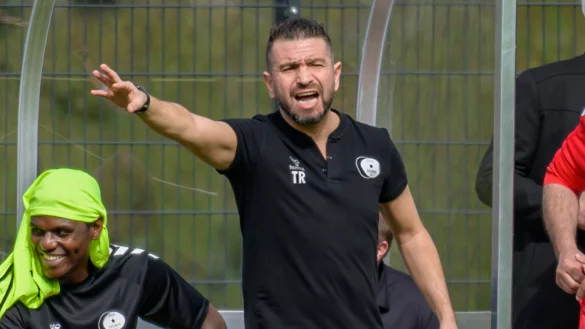 Haydar &Ouml;zdemir, Trainer des TSV Horn, freute sich &uuml;ber einen hart erk&auml;mpften Dreier. - &copy; EGON PENNER