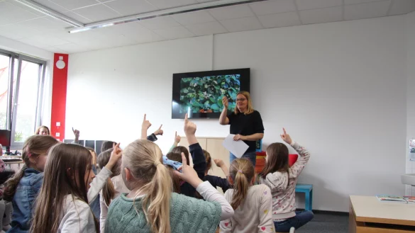 Autorin Carolin Jenkner-Cruel und die Sch&uuml;ler der ersten und zweiten Klasse der Grundschule Kachtenhausen. - &copy; Kyrill von Matuschka