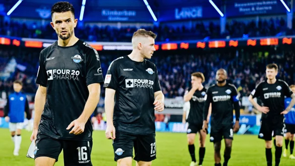 Visar Musliu (l.) machte gegen die Hertha sein bislang bestes Spiel im SCP-Trikot. Doch sein Gesicht nach dem Schlusspfiff spricht B&auml;nde. Auch beim Abwehrchef herrschte pure Entt&auml;uschung. - &copy; Besim Mazhiqi