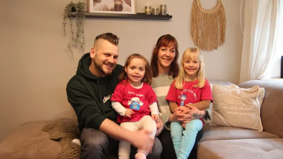 Familie Löhr mit Vater Ingo (von links), der zweijährigen Isabell, Mutter Natascha und der vierjährigen Emilia in ihrem Zuhause in Brüntorf. - © Nadine Uphoff