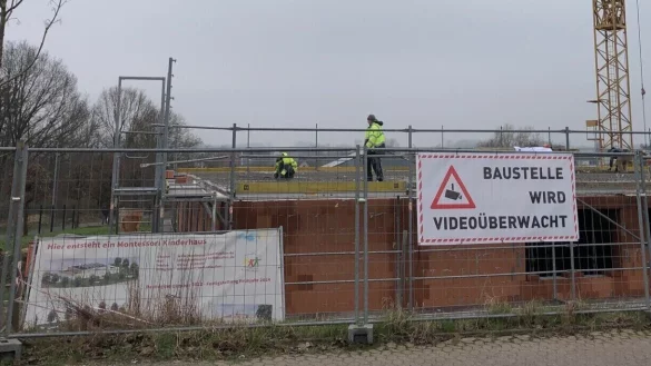 Der Hinweis auf die Kamera&uuml;berwachung hat die T&auml;ter offenbar nicht abgeschreckt. Das Bild zeigt den neuen Neubau Ende Februar. - &copy; Thomas Reineke