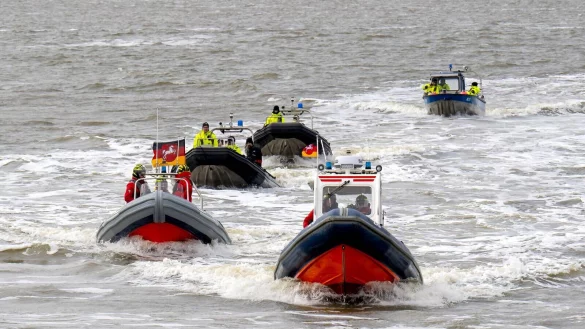 Zahlreiche Boote der Wasserschutzpolizei begleiten die F&auml;hre nach Norderney, auf der sich die SPD-Politiker versammeln. - &copy; Sina Schuldt
