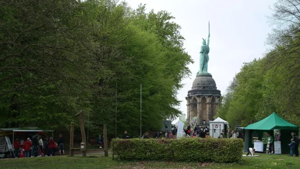 Am Hermannsdenkmal begr&uuml;&szlig;t der Naturpark Teutoburger Wald/Eggegebirge den Fr&uuml;hling mit einem Familienfest. - &copy; Naturpark Teutoburger Wald/Eggegebirge