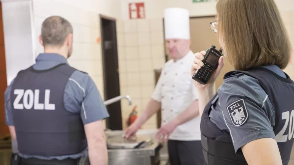 Der Bielefelder Zoll hat in einem Lemgoer Gastronomiebetrieb neben diversen Ordnungswidrigkeiten zwei illegal besch&auml;ftigte Servicekr&auml;fte festgestellt. - &copy; Zollverwaltung