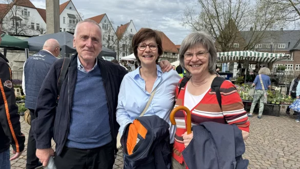 Joachim Gr&uuml;n, Jutta Peter und Gisela Seidel (von links) genie&szlig;en den Sonntag auf dem Salzhof. - &copy; Sandra Castrup