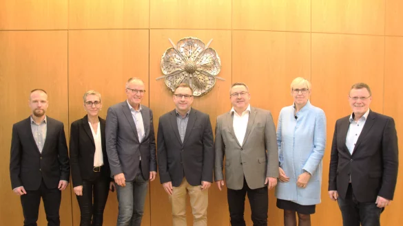 Hei&szlig;en Olaf Brodziak als neuen Schulaufsichtsbeamten f&uuml;r Grundschulen im Kreis Lippe in ihrer Mitte willkommen: (von links) Lutz Depping (Teamleiter der Schulamtsverwaltung), Schulr&auml;tin Anke Freytag, Michael Uhlich (Leiter der Schulabteilung der Bezirksregierung), Landrat Dr. Axel Lehmann, Grundschuldezernentin Dr. Iris Hohberg und Schulrat Torsten Buncher. - &copy; Kreis Lippe