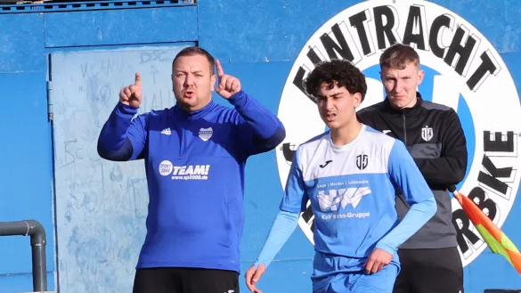 Kariem Moussa gibt die Zeichen an der Seitenlinie, zudem sind Juan Ousman und Phillip Ziehlke zu sehen. - &copy; paul cohen