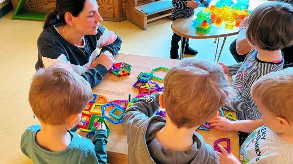 Bei der Station Magnetismus sind die Kinder der Johanniter-Kita Burg Sonnenschein begeistert am Werk. - &copy; Johanniter Lippe-H&ouml;xter