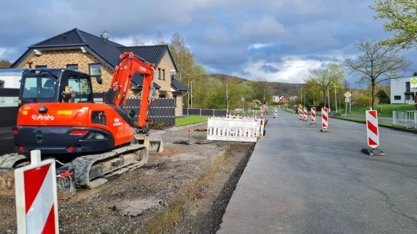 Die Firma UGG hat damit begonnen, Glasfaser in Blomberg zu verlegen, unter anderem am Feldeggerser Weg. Knapp zwei Jahre sind f&uuml;r die Verlegung im gr&ouml;&szlig;ten Teil des Stadtgebietes veranschlagt. - &copy; Marianne Schwarzer
