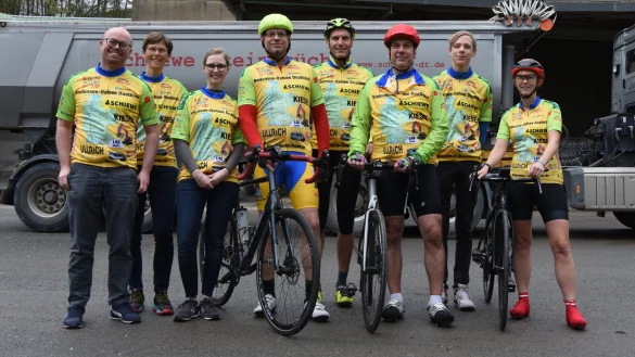Jens Andermann (Vierter von links) macht sich zusammen mit (von links) Felix Rullmann, Meike Andermann, Ronja Rullmann, Rolf Schiewe, Frank Zimmermann, Vincent Andermann und Heike Voigt auf zu einem gro&szlig;en Spenden-Duathlon. - &copy; Raphael Bartling