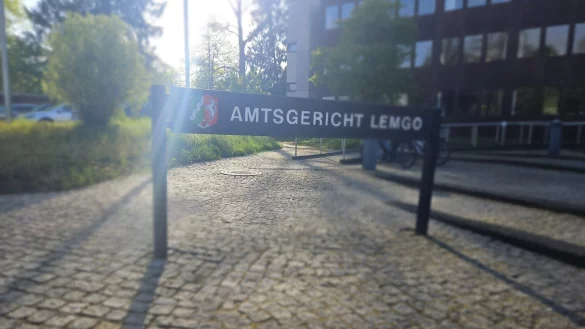 Der t&ouml;dliche Unfall am Rande des Kalldorfer Karnevals hatte &uuml;berraschend ein juristisches Nachspiel vor dem Amtsgericht Lemgo. Es ging um einen Bu&szlig;geldverfahren gegen den betroffenen Fahrer (54). Das Vefahren wegen fahrl&auml;ssiger T&ouml;tung hatte die Staatsanwaltschaft l&auml;ngst eingstellt. - &copy; Janet K&ouml;nig