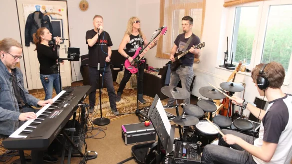 F&uuml;r ihr Konzert in Oerlinghausen haben sich Keyboarder J&ouml;rg Zante (v. l.), Kathi Barkowsky, Lars Hartmann, Bassist Kr&uuml;cky, Gitarrist Marcus Gieseking und Drummer Yannick Tigges gut vorbereitet. - &copy; Knut Dinter