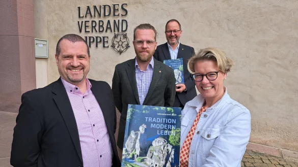 Gemeinsam pr&auml;sentieren (von links) K&auml;mmerer Marcos Canosa, Jan-Otto Hake (Leiter der Forstabteilung), Verbandsvorsteher J&ouml;rg D&uuml;ning-Gast und Silvia Herrmann (kommissarische Standortleiterin Weserrenaissance-Museum)den Jahresbericht des Landesverbands Lippe. - &copy; Carolin Brokmann-F&ouml;rster