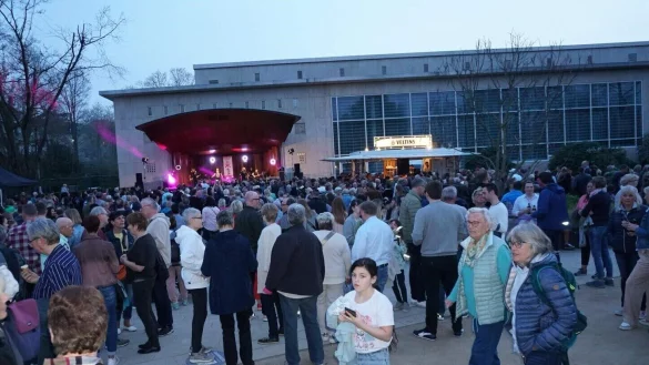 Gegen 20 Uhr ist der Kurpark v&ouml;llig &uuml;berlaufen - genauso wie die Getr&auml;nkest&auml;nde von Mark-Oliver Wei&szlig;. - &copy; Siegmund Bischoff