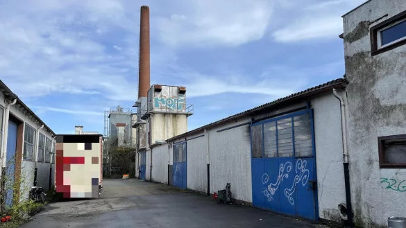 In dem Geb&auml;ude mit dem blauen Tor hat es am Freitagabend gebrannt. - &copy; Jana Beckmann