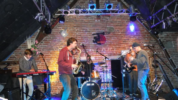 Georg am Saxophon und Elmar an der Trompete liefern im ausgefeilten musikalischen Zwiegespr&auml;ch die Jazz-typischen Instrumentalpassagen zwischen den Gesangsteilen der Songs. Ihre Soli zeugen von artistischer Beherrschung ihrer Instrumente. (Foto: Hajo G&auml;rtner) - &copy; Hajo G&auml;rtner