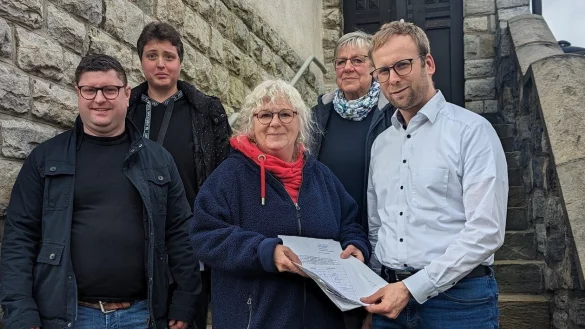 Übergabe der Unterschriften (von links): Oliver Steiner, Julia Tischler, Uta Sperling, Edelgart Dietrich und Borris Ortmeier. - © VDK