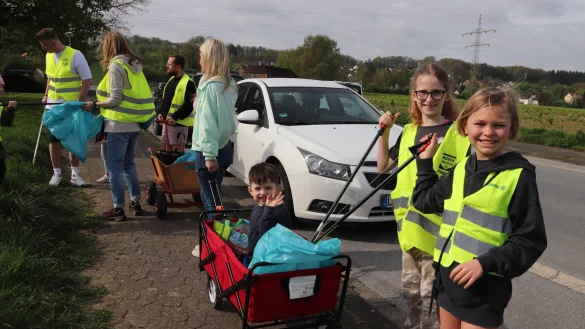 In Helpup ist der Fr&uuml;hjahrsputz f&uuml;r viele Familien schon selbstverst&auml;ndlich geworden. Auch Lilli und Lotta machten bereitwillig mit. Insgesamt kamen hier 24 S&auml;cke voll mit Abfall zusammen. Fotos: Knut Dinter - &copy; Knut Dinter