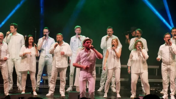 Fesselnder A Cappella Chor. Der Chor "Groophonik" bannt in klangsch&ouml;nen Arrangements unter Leitung von Tobias Richter (Mitte). - &copy; Thomas Kr&uuml;gler