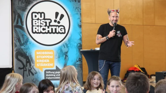 Mit seinem Anti-Mobbing-Präventionsprogramm „Wir wollen Mobbingfrei!!“ für Grundschulen war Tom Lehel in der Sporthalle der Grundschule am Schloss. - © Kyrill von Matuschka