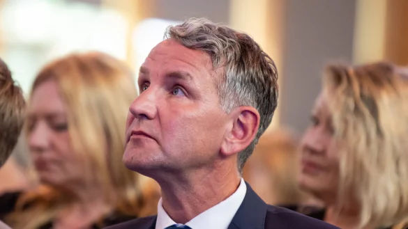 Bj&ouml;rn H&ouml;cke, Fraktionsvorsitzender der AfD in Th&uuml;ringen, muss sich vor dem Landgericht Halle wegen einer SA-Parole verantworten. - &copy; dpa/Silas Stein