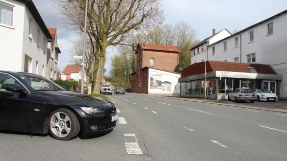 Wer aus der Kluskampstra&szlig;e kommt und auf die B66 abbiegen will, muss besonders vorsichtig sein. Gerade Radfahrer h&auml;tten hier das Nachsehen, sagt ein Leser. Sie m&uuml;ssten bis auf die Fahrbahn treten, weil die B&auml;ume die Sicht behindern w&uuml;rden. - &copy; Kyrill von Matuschka