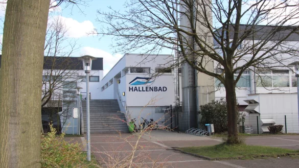 Das st&auml;dtische Hallenbad am Werreanger ist gut besucht. Es soll saniert werden. - &copy; Cordula Gr&ouml;ne