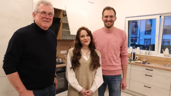 Es gibt auch eine Gemeinschaftsk&uuml;che, die Hermann Oortman (v. l.), Mirjam Martinez-Moya und Marvin Klocke sowie alle anderen Bewohnern nutzen k&ouml;nnen. - &copy; Knut Dinter