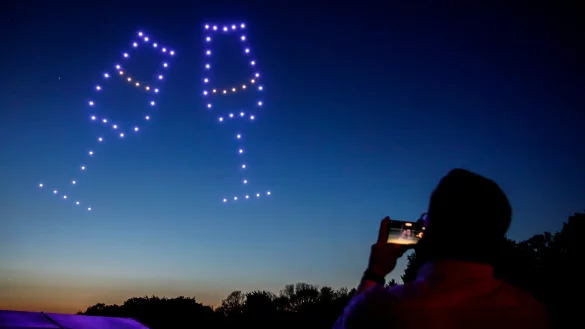 Das Team von "Flying Stars" zeigt sowohl algemmeinere Motive, als auch einzig auf Bad Salzuflen abgestimmte Formationen am Himmel. - &copy; FlyingStars GmbH