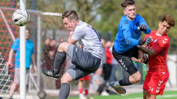 Eine hei&szlig;e Strafraumszene mit dem zu sp&auml;t kommenden TSV-Torh&uuml;ter Lumjan Braha und Ismael Marcelo Ramirez Marcano (rechts). Doch auch Rubens Hey von der SG Belle-Cappel-Leopoldstal kommt nicht mehr an den Ball. Foto: Egon Penner - &copy; EGON PENNER