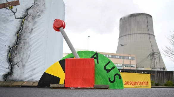 Mit der Trennung der Kernkraftwerke Isar 2, Neckarwestheim und Emsland vom Stromnetz ging vor einem Jahr die &Auml;ra der kommerziellen Stromerzeugung mit Atomkraftwerken in Deutschland zu Ende. - &copy; dpa/Lars Penning