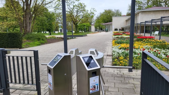 Blick in den Kurpark vom Eingang an der Wandelhalle. Der Kurpark ist für Gäste ein zentraler Ort, um die Seele baumeln zu lassen. Der Unterhalt wird durch die Einnahmen aus der Kurtaxe bestritten. - © Freya Köhring