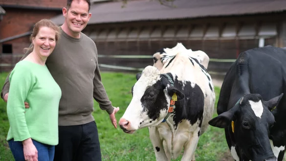 Das Landwirtspaar Andreas und Dennis Strothl&uuml;ke und die K&uuml;he auf dem Hof an der B61 stehen im Fokus bei einer Sondersendung im WDR. - &copy; Andreas Fr&uuml;cht