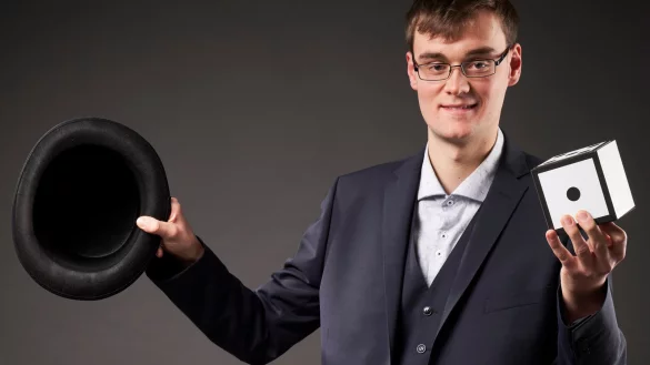 Magisch: Matthis Kahler will das Publikum im Schloss Brake verzaubern. - © Michael Kirchner | studio-kirchner.de