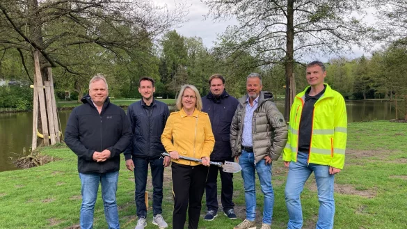 Start f&uuml;r die Arbeiten am Seekurpark mit (von links) Kurdirektor Thorsten Brand, Planer Matth&auml;us Janczyk, Vorsitzende Diana Vorndamme und Fabian Roll vom Verein Bad Meinberg, Landschaftsbauer Thomas Grytz und Stadt-Pressesprecher Sebastian Vogt. - &copy; Cordula Gr&ouml;ne