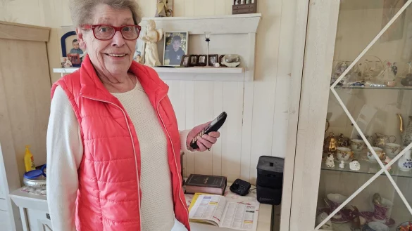 Annelore Hancock hat ihren Festnetzanschluss monatelang nicht nutzen k&ouml;nnen. Die Telekom machte Termine ab, aber kein Techniker kam. Seit Dienstag gibt es einen Teilerfolg: Sie kann telefonieren, wer sie anruft landet aber auf einem Handy, das sie leihweise von der Telekom bekommen hat. - &copy; Astrid Sewing