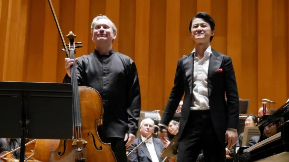 Dirigent kann auch Cello. Jonathan Bloxham am Cello harmoniert mit Pianist Haiou Zhang (rechts) im Duett als &uuml;berraschende Zugabe. - &copy; Thomas Kr&uuml;gler